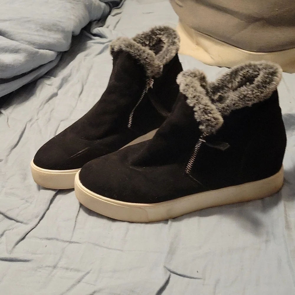 EUC Soda Black suede, faux fur zip up wedges, size 10 - Picture 3 of 6
